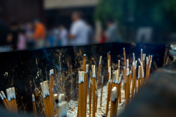 bâtons d'encens entrain de brûler dans un temple chinois 