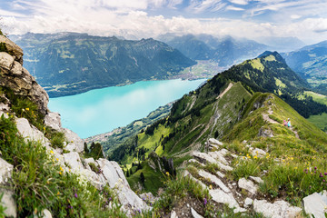 Wandern vom Augstmattorn zum Harder Kulm, Interlaken. Wanderinnen auf einem Grat über dem...