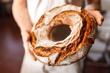 Bäcker presentiert bio Brot in der Backstube