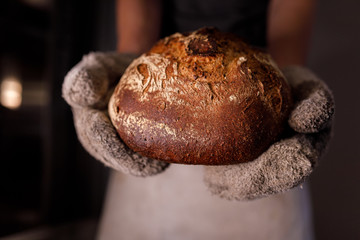 Bäcker presentiert bio Brot in der Backstube