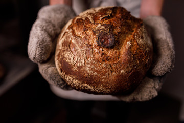 Bäcker presentiert bio Brot in der Backstube