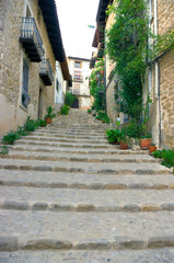 Fototapeta premium Calle con escaleras en Valderrobres.