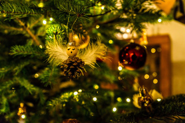 Christbaumschmuck an einem Tannenbaum