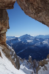 Gesicht im Fels schaut auf die Dolomiten in Italien Südtirol