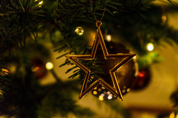 Christbaumschmuck an einem Tannenbaum