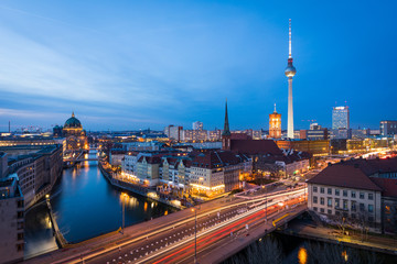 Fototapeta na wymiar Panorama der Skyline von Berlin, Deutschland, bei Sonnenuntergang mit dem Fluss Spree, Berliner Dom und Alexanderplatz