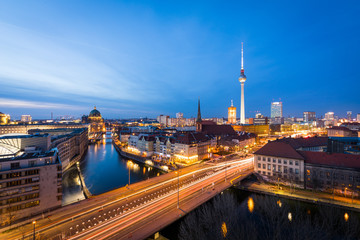 Panorama der Skyline von Berlin, Deutschland, bei Sonnenuntergang mit dem Fluss Spree, Berliner Dom...