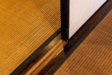 古びた敷居