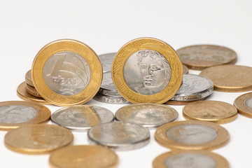 dinheiro brasileiro real moedas em fundo branco