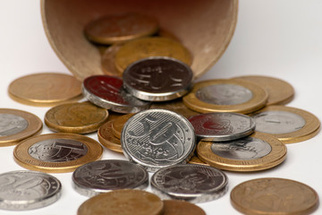 dinheiro brasileiro real moedas em fundo branco