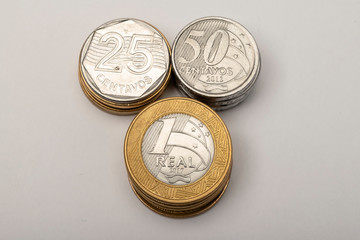 dinheiro brasileiro real moedas em fundo branco