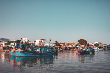 Obraz premium Boats on the background of the city in the rays of the setting sun