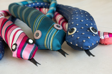 drei Krawattenschlangen in blau, gr&uuml;n, rot