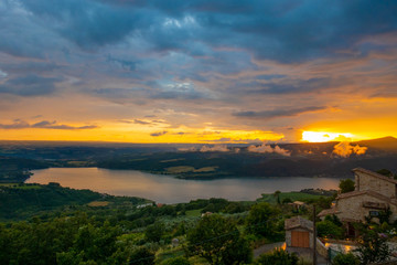 Spettacolare tramonto sul lago di Corbara, provincia di Terni, Umbria, Italia