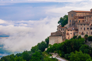 Fototapeta na wymiar Vista della piccola città di Todi, provincia di Terni, Umbria, Italia