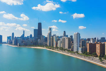 Obraz premium Widok na panoramę Chicago z jeziorem Michigan