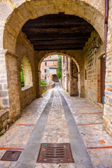 Una stretta strada della piccola città di Todi, Umbria, Italia