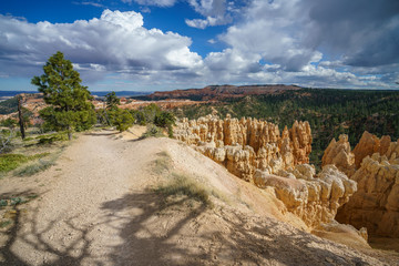 hiking the rim trail in bryce canyon national park, utah, usa