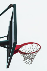 Canasta de baloncesto con cielo de fondo