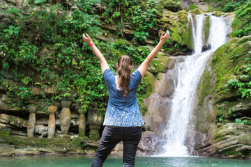 mujer recorriendo el jardin surrealista de xilitla