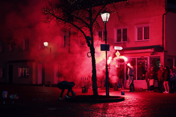 In der Silvesternacht feiern die Jugendliche mit Feurwerken