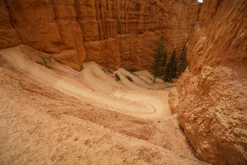 hiking the navajo loop in bryce canyon national park in utah in the usa