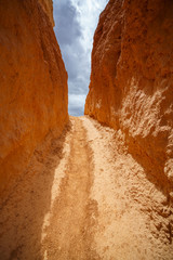 hiking the peek-a-boo loop in bryce canyon in utah in the usa