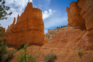 hiking the peek-a-boo loop in bryce canyon in utah in the usa