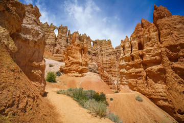 hiking the peek-a-boo loop in bryce canyon in utah in the usa