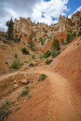 hiking the peek-a-boo loop in bryce canyon in utah in the usa