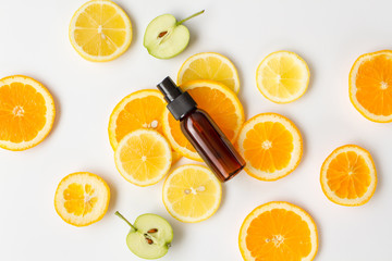 レモン、オレンジのナチュラルコスメ　茶色の瓶　オイル　スキンケアのイメージ素材
