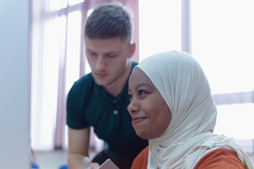 Obraz premium IT technologies teacher at work. IT professor explain lesson to multietchnic students.