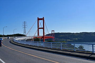 島と本土を結ぶ赤い平戸大橋の情景＠長崎