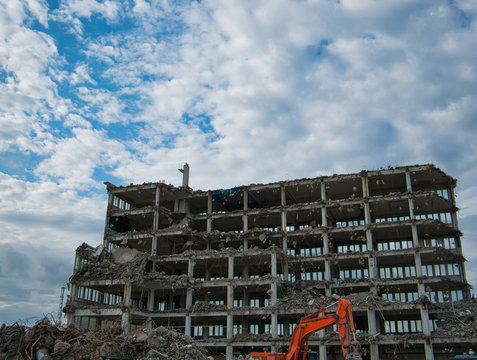 Ein vollkommen entkerntes Gebäude wird abgerissen