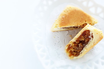 Taiwanese confectionery, pineapple pie in half