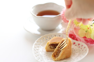 Taiwanese confectionery, pineapple pie in half