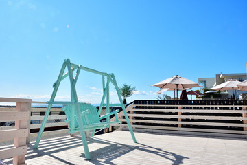 パステルグリーンの木製ブランコ