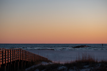 Obraz premium beach boardwalk sunset glow