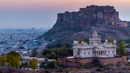 The Jaswant Thada and Mehrangarh Fort in background at sunset, The Jaswant Thada is a cenotaph located in Jodhpur, It was used for the cremation of the royal family  Marwar, Jodhpur. Rajasthan, India