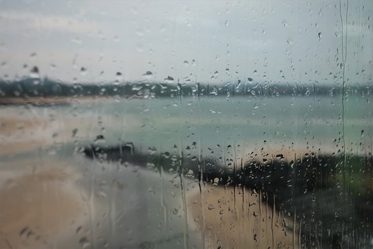제주 비바람 유리창