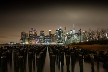 Fototapeta na wymiar マンハッタンの夜景　：　ブルックリンより