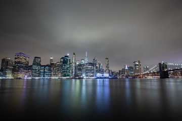 Fototapeta premium マンハッタンの夜景 ： ブルックリンより