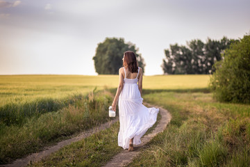 Fototapeta na wymiar bride in a field