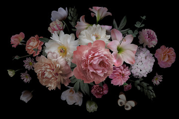 Blumenstrauß aus schönen Gartenblumen, Blättern und Schmetterling auf schwarzem Hintergrund. © marinavorona