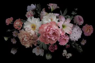 Blumenstrauß aus schönen Gartenblumen, Blättern und Schmetterling auf schwarzem Hintergrund. © marinavorona