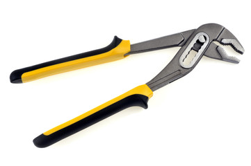 Pince multiprise sur fond blanc