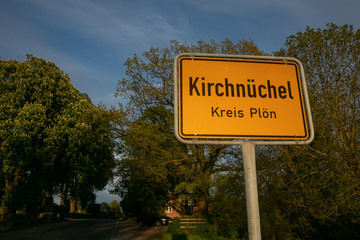 gelbes Ortsschild Kirchnüchel, Kreis Plön
