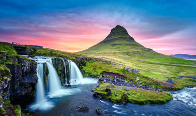 Malerische Landschaft mit Wasserfall Kirkjufellsfoss und Berg Kirkjufell, Island, Europa.