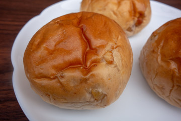 皿の上のクルミパン