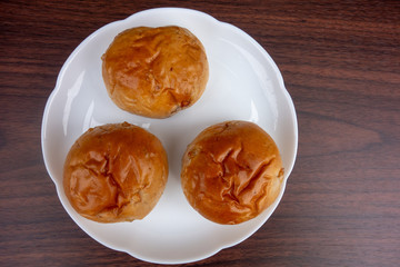 皿の上のクルミパン